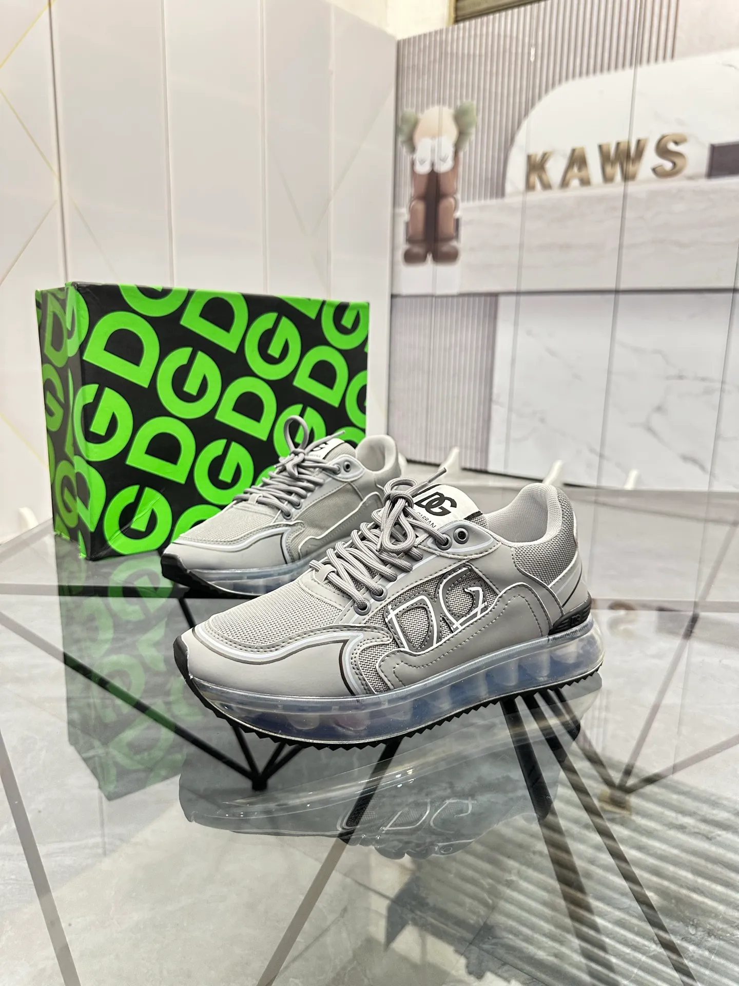 Men's shoes: 💰P500¥ Product trademark: DG "Dolce & Gabbana" low-top casual shoes Regular size: 35-44 (45.46 can be customized) Couple style Product materials: Upper imported cowhide stitching original material, breathable lining, original outsole. Number: 803